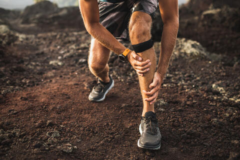 Runners knee gir smerter på utsiden av kneleddet. Tilstanden behandles med justering av treningsbelastning, alternativ trening, styrketrening og eventuelt NSAIDS. I noen tilfeller kan kortisoninjeksjoner benyttes.